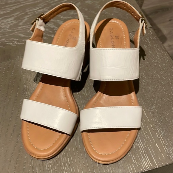 Caslon Summer Essential White Block Heeled Sandal - Picture 2 of 4